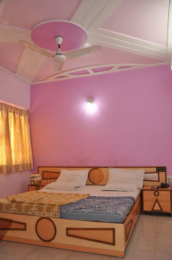 Hotel Gokul Гандинагар Екстериор снимка